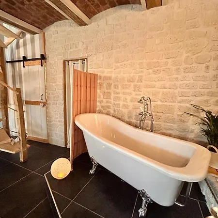 La Grange Aux Hirondelles - Romantique Maison d'hôtes Woignarue